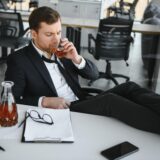 pracownik spożywa alkohol w pracy