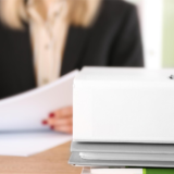 kobieta przeglądająca dokumenty