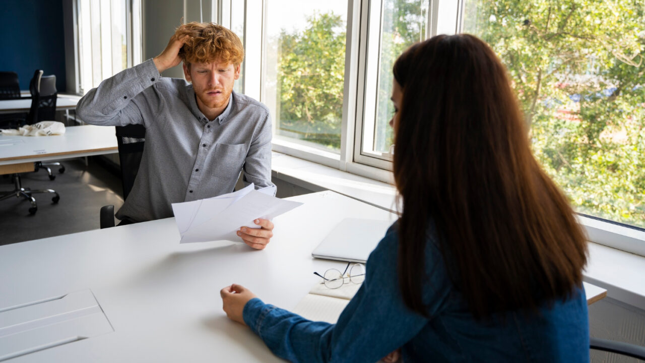 Czy pracodawca może wypowiedzieć umowę podczas L4, co mówi prawo pracy?