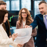 analiza dokumentów przez zespół pracowników