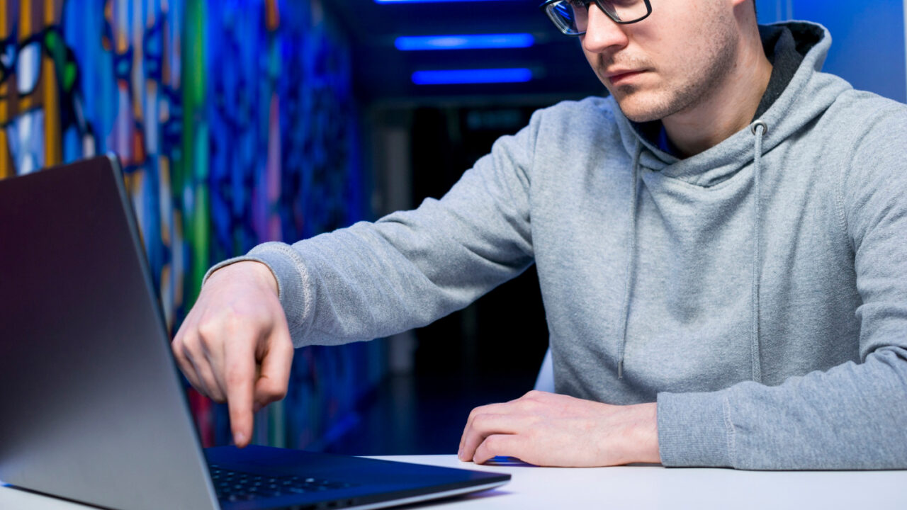 Jak odzyskać pieniądze, gdy nie wykryto sprawcy oszustwa internetowego?