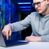 mężczyzna przy laptopie